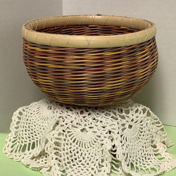 Handmade artist signed round wicker wood bottom pastel colored basket - Picture 1 of 5
